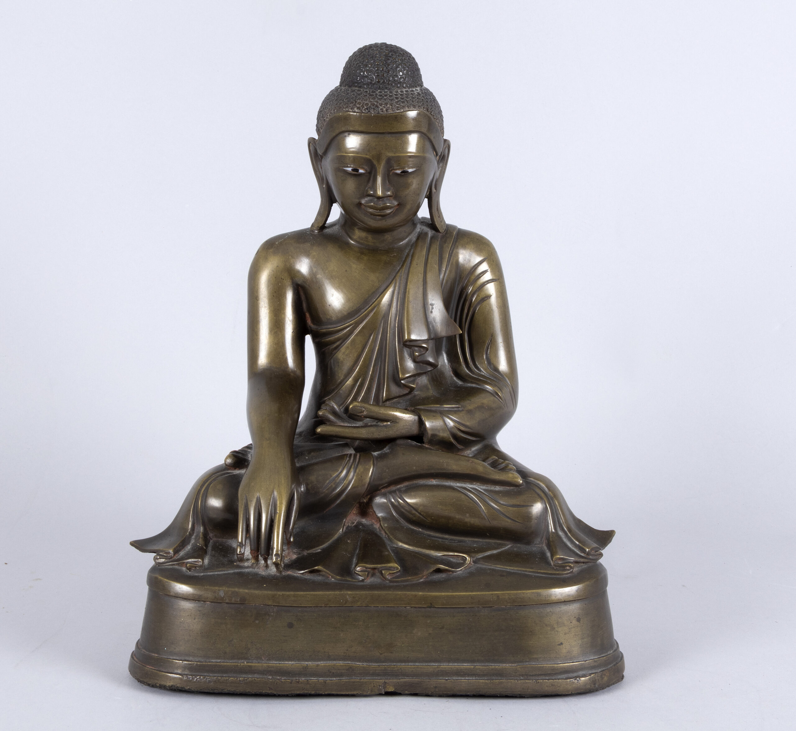 6300 – Sitzender Buddha – Bronze mit Glasaugen